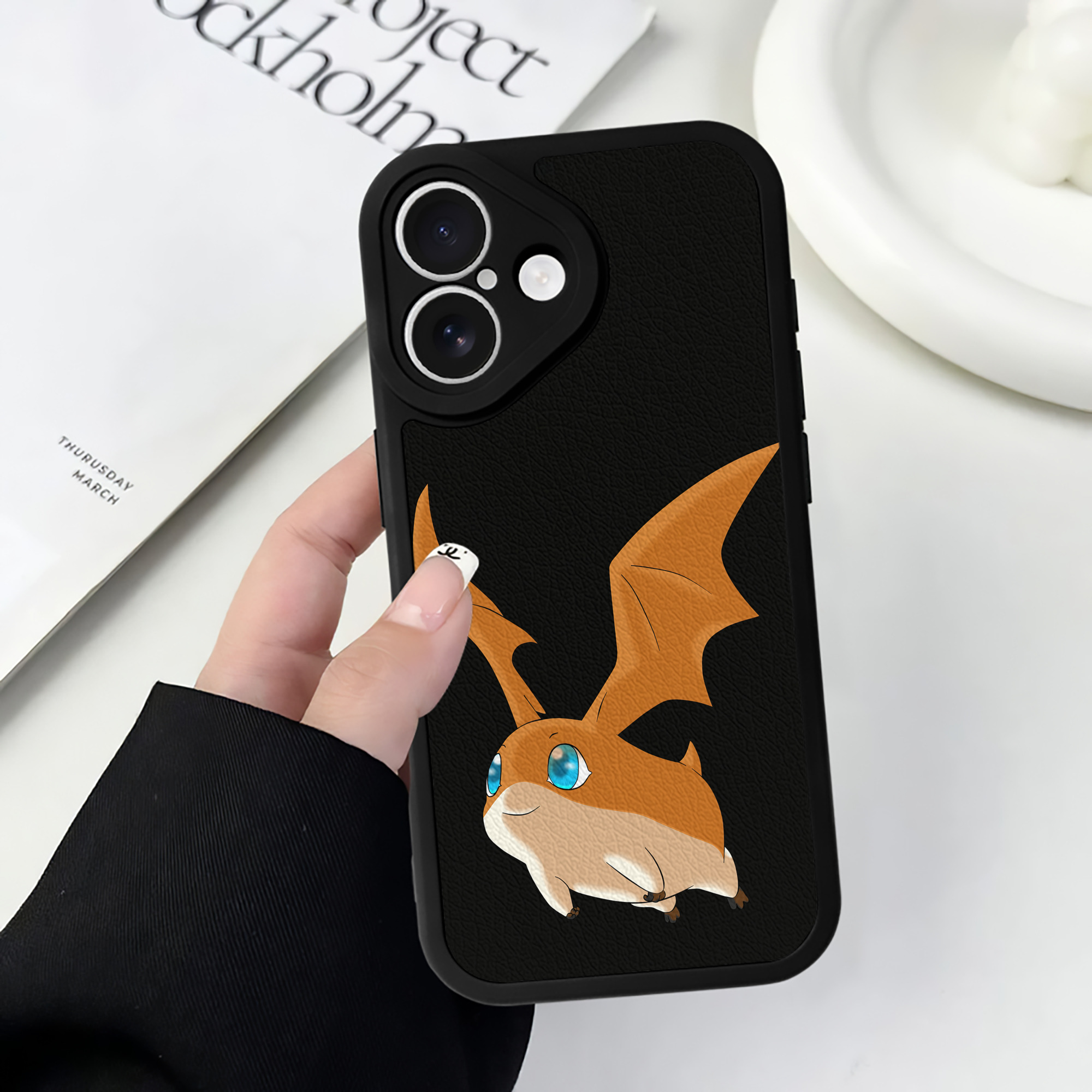 （画像用） Digimon デジタルモンスター/デジモン 【iPhone 16シリーズ対応】シリコンスマホケース（レザー調） 材質：シリコン